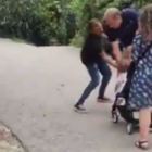 Momento en el que el agresor golpea al bebé en la cara en el parque de Montjuic, en Barcelona.