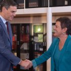 El presidente del Gobierno, Pedro Sánchez, recibe a la portavoz de EH Bildu en el Congreso de los Diputados, Mertxe Aizpurua.