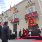 Momento del izado de la bandera