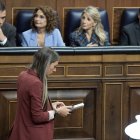 La portavoz de Junts en el Congreso, Miriam Nogueras, pasa por delante de Pedro Sánchez y las vicepresidentas Montero y Díaz.