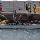 Los equipos de emergencias ayudan a desembarcar a varios migrantes en el puerto de La Restinga, en El Hierro.