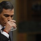 El presidente del Gobierno, Pedro Sánchez, bebe agua durante una sesión de control al Gobierno en el Congreso.