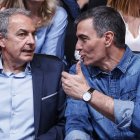 José Luis Rodríguez Zapatero y Pedro Sánchez charlan en un acto del PSOE.