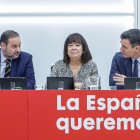 Pedro Sánchez y Ábalos, junto a Cristina Narbona, en una reunión del PSOE en 2020.