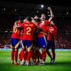 Los jugadores de España celebran el gol ante Dinamarca.