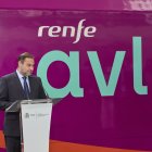 El ministro de Transportes, Movilidad y Agenda Urbana, José Luis Ábalos, interviene en la presentación de los servicios comerciales de AVLO, a 23 de junio de 2021, en Madrid, (España). Bajo la denominación de AVE 'low cost' de Renfe, este servicio ferroviario ofrece cuatro circulaciones diarias entre Madrid y Barcelona con billetes que parten de un precio de siete euros por trayecto. Esta nueva oferta, junto a la que ofrecen los AVE, hará que Renfe oferte un total de 40 trenes diarios y 16.000 plazas para viajar entre Madrid y Barcelona, tanto en AVE como en AVLO.

Jesús Hellín / Europa Press
23 JUNIO 2021;MADRID;AVLO;RENFE;LOW COST;BARCELONA;AVE
23/6/2021