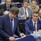 Sánchez observa a Carles Puigdemont en el Parlamento Europeo