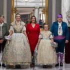 Las Falleras Mayores de Valencia, Berta Peiró  y Lucía García, junto a la alcadesa de Valencia, María José Catalá, y el presidente de Junta Central Fallera, Santiago Ballester