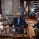 La presidenta de Baleares, Marga Prohens, el presidente de Canarias, Fernando Clavijo, y el vicepresidente, Manuel Domínguez, en una reunión en Presidencia del Gobierno.