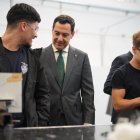 El presidente de la Junta de Andalucía, Juanma Moreno, en el nuevo centro de FP aeroespacial de Sevilla.