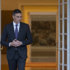 El presidente del Gobierno, Pedro Sánchez, a las puertas del Complejo de La Moncloa.