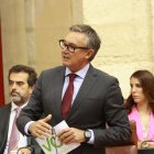 El portavoz del Grupo Vox, Manuel Gavira, durante su intervención en el Parlamento Andaluz.