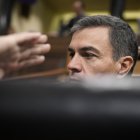 (Foto de ARCHIVO)
El presidente del Gobierno, Pedro Sánchez, durante una sesión de control al Gobierno, en el Congreso de los Diputados, a 16 de octubre de 2024, en Madrid (España). El PP y Vox preguntan sobre el 'caso Koldo' y otras causas de corrupción al Gobierno para examinar su actuación contra la "corrupción" después del último informe de la Unidad Central Operativa (UCO) relativo al 'caso Koldo'. Tras ello, el Pleno del Congreso debate y vota hoy una iniciativa del PP para reprobar al ministro de Transportes y Movilidad Sostenible, por su "incompetencia" al frente del departamento y por su "incapacidad para solventar el caos ferroviario" en Cercanías, Rodalies y trenes de media y larga distancia.

Fernando Sánchez / Europa Press
16 OCTUBRE 2024;SESIÓN DE CONTROL;GOBIERNO;CASO KOLDO
16/10/2024