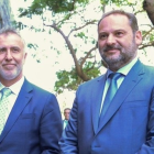 El expresidente de Canarias y actual ministro Ángel Víctor Torres junto a José Luis Ábalos (2019)