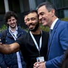 El presidente del Gobierno, Pedro Sánchez  se hace una foto durante su visita a la sede del IMEC.