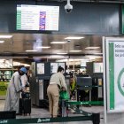 Pasajeros realizando el control de seguridad en la estación de tren de Atocha, a 21 de octubre de 2024, en Madrid (España)..