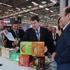 El presidente de Castilla y León, Alfonso Fernández Mañueco, durante su visita al Salón Internacional de la Alimentación en París.