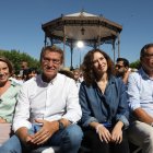 (I-D) Cuca Gamarra, Feijóo, Ayuso y Alfonso Serrano durante un acto del PP.