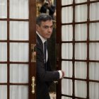 El presidente del Gobierno, Pedro Sánchez, sale de una sesión plenaria, en el Congreso de los Diputados