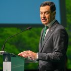 El presidente de la Junta de Andalucía, Juanma Moreno interviene en el Congreso de Cambio Climático de Andalucía, celebrado en Jerez.