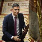 El presidente del Gobierno, Pedro Sánchez, sale de una sesión de control al Gobierno en el Congreso de los Diputados.