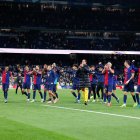 Los jugadores del Barcelona celebran en el Santiago Bernabéu.