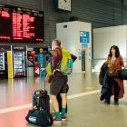 Pasajeros esperando durante una huelga de conductores de autobús, en la estación SUR de Méndez Álvaro, a 28 de octubre de 2024, en Madrid (España). Más de 80.000 conductores de autobuses urbanos, interurbanos y de grúas comienzan hoy una huelga general en toda España para reivindicar la jubilación anticipada en el sector, con unos servicios mínimos que se han fijado en el 50% a nivel estatal.

Carlos Luján / Europa Press
28 OCTUBRE 2024;AUTOBUSES;MENDEZ ALVARO;PARO GENERAL;CONDUCTORES
28/10/2024