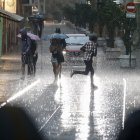 Varias personas caminan bajo la lluvia en Valencia (Archivo)