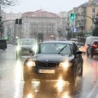 Varios vehículos circulan bajo la lluvia