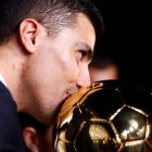 Rodri Hernández besa el Balón de Oro. 

REMITIDA / HANDOUT por FRANCE FOOTBALL
Fotografía remitida a medios de comunicación exclusivamente para ilustrar la noticia a la que hace referencia la imagen, y citando la procedencia de la imagen en la firma
29/10/2024