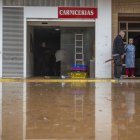 Varias personas observan los estragos causados por la DANA, a 29 de octubre de 2024, en Llombai, Valencia, Comunidad Valenciana (España). El Centro de Coordinación de Emergencias (CCE) ha elevado a rojo el nivel de alerta por lluvias en todo el litoral e interior norte de Valencia, donde estaba fijada la alerta naranja. De este modo, el CCE ha actualizado los planes de emergencia por la DANA que afecta este martes, 29 de octubre, a la Comunitat Valenciana, y que a primera hora de la mañana establecía el nivel rojo solo para el litoral sur de València.

Jorge Gil / Europa Press
29 OCTUBRE 2024;DANA;INUNDACIONES;
29/10/2024