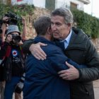 El líder del PP, Alberto Núñez Feijóo, se abraza con Emiliano García-Page, presidente de Castilla-La Mancha, en su visita a Letur.