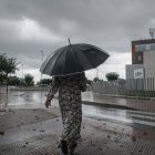 Una mujer camina bajo de la lluvia