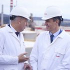 El presidente del gobierno de España, Pedro Sánchez, (d) habla con el presidente de la diputación de Cádiz, Juan Carlos Ruiz Boix, (i) durante la presentación del proyecto de Cepsa 'Valle andaluz del Hidrógeno Verde' en la Refinería Cepsa de San Roque, a 1 de diciembre de 2022 en Cádiz (Andalucía, España). La petrolera Cepsa, ha presentado en el día de hoy su nuevo proyecto que verá la luz, y se pondrá en funcionamiento, en 2037. Un corredor de Hidrógeno verde que conectará España con Países Bajos.