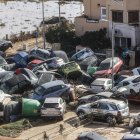 Decenas de vehículos acumulados tras el paso de la DANA en el barrio de la Torre.