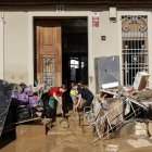 Destrozos materiales tras el paso de la DANA en el barrio de la Torre en Valencia.