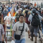 Decenas de personas en el puente que une València con La Torre, donde centenares de personas llegan de Valencia de abastecerse de agua y alimentos mientras otras salen de ayudar, a 31 de octubre de 2024, en Valencia, Comunidad Valenciana (España). Esta mañana se han reanudado las labores de búsqueda de los desaparecidos en las zonas afectadas por la ana en la Comunidad Valenciana, que se ha cobrado la vida de más de 100 personas, por el momento. Además, los daños materiales son incontables con carreteras cortadas y zonas aisladas por el agua, el barro y los corrimientos de tierra. Muchos municipios están sin agua potable y unas 75.000 personas se encuentran sin suministro eléctrico en la provincia de Valencia a consecuencia del temporal. Esta DANA es la catástrofe atmosférica más trágica que se haya registrado en España en más de medio siglo.

Rober Solsona