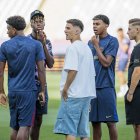 Nico Williams habla con los jugadores del Barcelona.