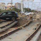 Decenas de coches amontonados en las vías del tren, a 31 de octubre de 2024, en Sedaví