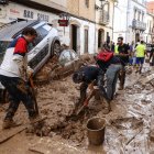 La población de Paiporta y los voluntarios, limpiando las calles