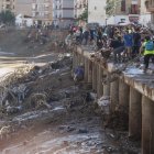 Vecinos de Paiporta y voluntarios en labores de limpieza.