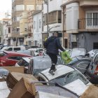 Decenas de coches amontonados