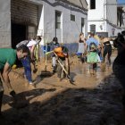 Varios voluntarios retirando barro en Valencia