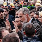 El Rey Felipe VI durante su visita a una zona afectada por la DANA.