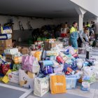 Voluntarios organizan los donativos en el punto de recogida de ayuda a Valencia de Chamberí, a 3 de noviembre de 2024, en Madrid (España). El punto de recogida de ayuda de Chamberí se trata de uno de los espacios municipales habilitados para la donación a la Comunidad Valenciana tras los efectos de la DANA, que el pasado 29 de octubre arrasó la zona y que deja ya una cifra de más de 210 fallecidos.

A. Pérez Meca / Europa Press
03/11/2024