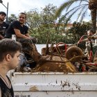 Varias personas limpian los estragos ocasionados por la DANA.