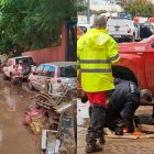 Bomberos de Alicante siguen en Valencia para liberar calles y achicar garajes