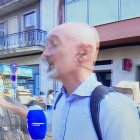 El momento en el que el reportero corta al vecino crítico con Pedro Sánchez.