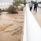 Varias personas observan la crecida del río Magre, a 29 de octubre de 2024, en Alfarp, Valencia, Comunidad Valenciana