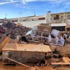 (Foto de ARCHIVO)
Enseres acumulados en los exteriores de las casas, a 1 de noviembre de 2024, en Utiel, Valencia, Comunidad Valenciana (España). El sexto balance de fallecidos por el paso de la DANA por la provincia de Valencia deja 202 víctimas mortales. Desde última hora de este martes se activó el Procedimiento de Múltiples Víctimas, que está realizando los balances facilitados a través de la información recibida de los distintos cuerpos y fuerzas de seguridad y emergencias. Además, los daños materiales son incontables con carreteras cortadas y zonas aisladas por el agua, el barro y los corrimientos de tierra. Aproximadamente 23.000 personas continúan sin suministro eléctrico en la provincia de Valencia a causa del temporal de la DANA, tras haberlo recuperado más de 132.000 afectados desde el miércoles, el 85 por ciento de los inicialmente perjudicados. Esta DANA es la catástrofe atmosférica más trágica que se haya registrado en España en más de medio siglo.

Gabri Solera / Europa Press
02 NOVIEMBRE 2024;DANA;UTIEL;RIADA;VOLUNTARIOS;CATÁSTROFE NATURAL;DEVASTACIÓN;COCHES;INUNDACIÓN;COMUNIDAD VALENCIANA;BASURA;AYUDA;HUMANIDAD;CATÁSTROFE;TEMPORAL;AFECTADOS;VALENCIA;BARRO;AGUA;RÍO MAGRO;
01/11/2024